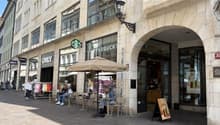 Strassenszene_mit_Cafe_und_Geschaeften_1.png