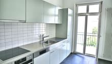 Moderne Wohnküche mit Balkon