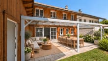 Sonniger Sitzplatz mit Pergola