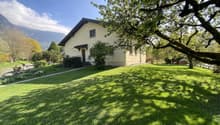 Belle maison avec un grand jardin dans un cadre paisible.