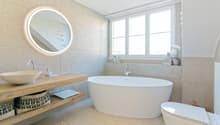 Bad mit freistehender Badewanne und Dusche