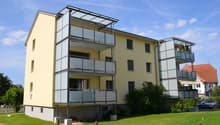 Ansicht Mehrfamilienhaus mit grossen Balkonen