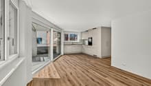 Wohnraum mit Küche und Balkon