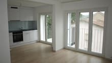 Küche mit Wohnzimmer & Balkon