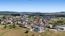 Grosszügig geschnittene 2.5-Zimmer-Neubauwohnung im Erstbezug mit grossem Eckbalkon. Läden, Bus und Bahnhof bequem zu Fuss erreichbar.