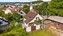 Ruhig gelegen und vielseitig nutzbar: Dieses Einfamilienhaus vereint grosszügige Aussenflächen, zwei Wohneinheiten und naturnahes Wohnen.