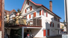 Wohnhaus mit Fahrzeugabstellplatz