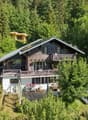 Charmant chalet orienté plein sud, niché dans un environnement paisible en lisière de forêt, offrant intimité, ensoleillement et un cadre de vie privilégié.