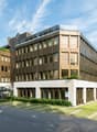 Südansicht des Geschäftshauses Neuhof mit markanter, bronzener Metallfassade