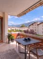 Balcon avec vue sur les Alpes