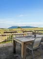 / Vue dégagée sur la campagne à perte de vue depuis la terrasse