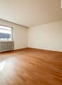 Helles Wohnzimmer mit Zugang zum Balkon