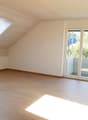 Wohnzimmer mit Ausgang auf Balkon