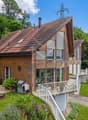 Vue extérieure de la villa avec son jardin / the cottage is located on a private property