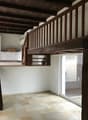 Un bel espace en mezzanine souligné par des poutres apparentes