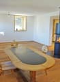 Das helle Wohnzimmer mit Schwedenofen