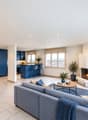 Skandinavisches Wohnen in Blau und Holz