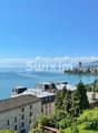 Vue magnifique sur le lac et la ville depuis un appartement lumineux.