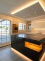 Design Wohnküche mit grosser Kochinsel und Zugang zur Terrasse | Erdgeschoss