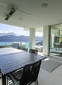Gedeckter Sitzplatz mit Seeblick