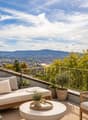 Terrasse mit Sicht über die Stadt