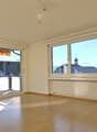 Lichtdurchflutetes Wohnzimmer mit Balkon