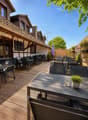 Gemütliche Terrasse mit einladender Sitzgelegenheit und stilvoller Holzgestaltung