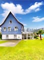 Modernes Einfamilienhaus mit großzügiger Glasfront und Terrasse