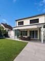 Modernes Einfamilienhaus mit großzügiger Terrasse und Wintergarten