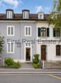 Klassische Fassade mit eleganten Mansardenfenstern und hochwertigen Holzfenstern
