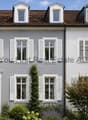 Klassische Fassade mit Mansardendächern und Gauben