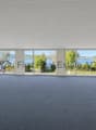 Helle Büroräulichkeiten mit Panoramafenstern und Seenblick