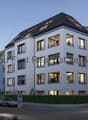 Moderne Eckfassade mit durchdachter Fenstergestaltung und Balkonausstattung