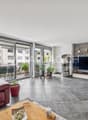 Grosszügiges, lichtdurchflutetes Wohnzimmer mit Schwedenofen und Zugang zur Terrasse