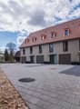 Frontansicht mit grossem Vorplatz und Garage