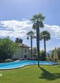 Sehr ruhig und sonnig gelegenes, grosszügiges Anwesen mit offenem Panorama, Aussenpool und über 15000 qm Land 1