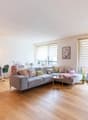 Wohn- und Esszimmer mit Zugang zum Balkon