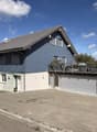 Ansicht mit Terrasse, Doppelgarage und Aussenfläche