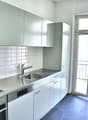 Moderne Wohnküche mit Balkon