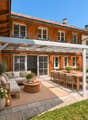 Sonniger Sitzplatz mit Pergola