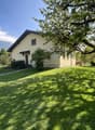 Belle maison avec un grand jardin dans un cadre paisible.