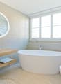 Bad mit freistehender Badewanne und Dusche