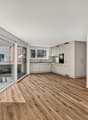 Wohnraum mit Küche und Balkon