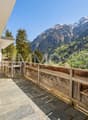 Sonnige Terrasse mit Valser Natursteinplatten