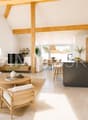 Magnifique pièce de vie avec belle hauteur sous-plafond homestaging