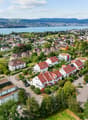 Vogelperspektive mit Blick auf den Zürichsee und Uetikon am See