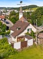 Ruhig gelegen und vielseitig nutzbar: Dieses Einfamilienhaus vereint grosszügige Aussenflächen, zwei Wohneinheiten und naturnahes Wohnen.