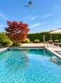 Privater Pool mit grosszügiger Sonnenterrasse, eingebettet in einen gepflegten und geschützten Garten.