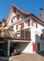Wohnhaus mit Fahrzeugabstellplatz