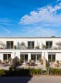 Moderne Terrassenmöblierung am weißen Wohnhaus